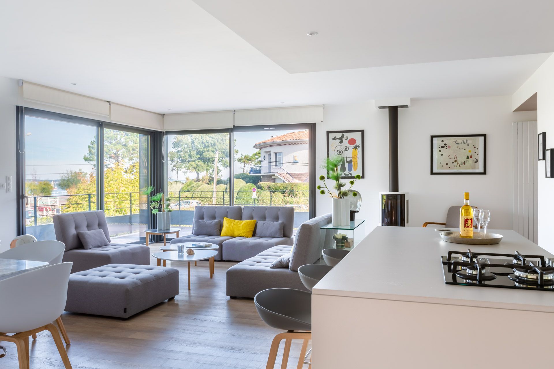 salon baies vitrées poele