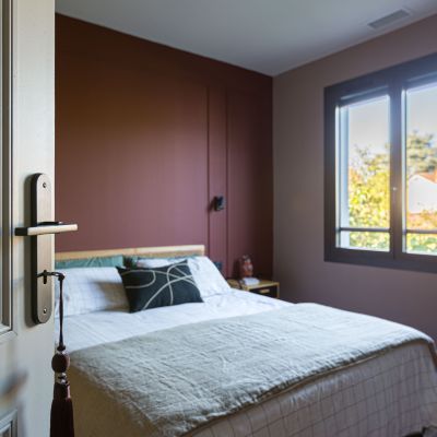 chambre brun moulures tête de lit