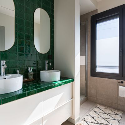 sale de bain douche est bois azuléros vert