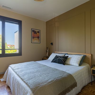 chambre havane moulures tête de lit