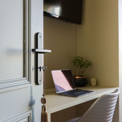 chambre havane moulures tête de lit