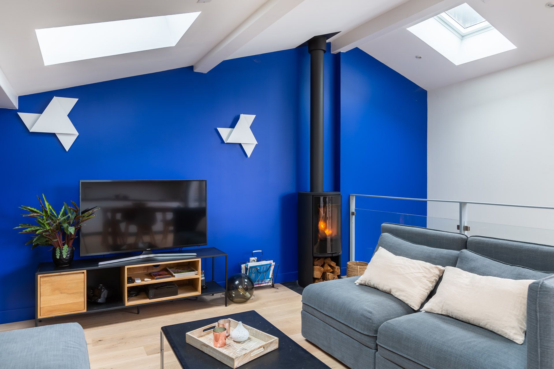 surélévation échoppe bordeaux, salon loft parquet veux salon cuisine escalier balcon bleu