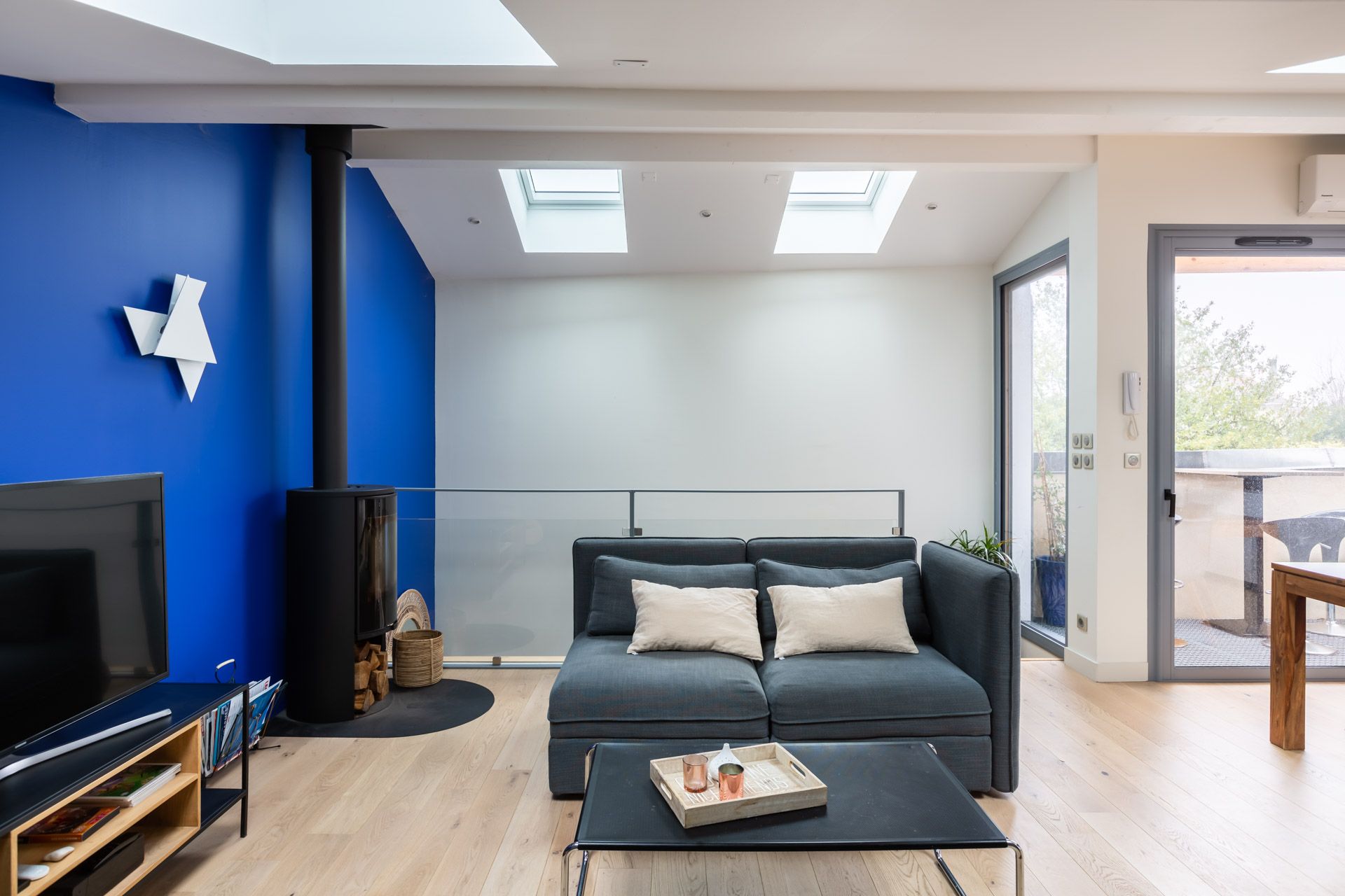 surélévation échoppe bordeaux salon loft parquet veux salon cuisine escalier balcon bleu architecture intérieure