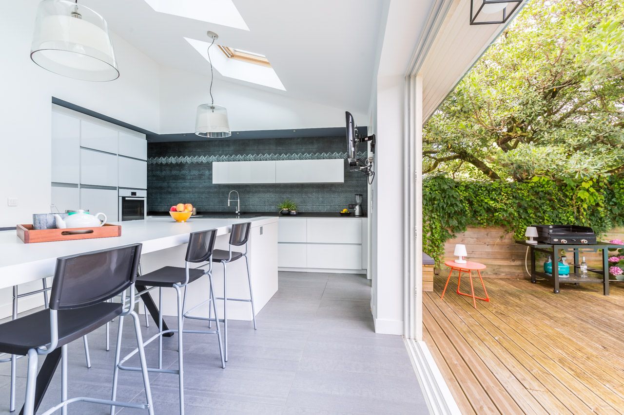 extension cuisine ilot central crédence papier peint baie vitrée Vélux